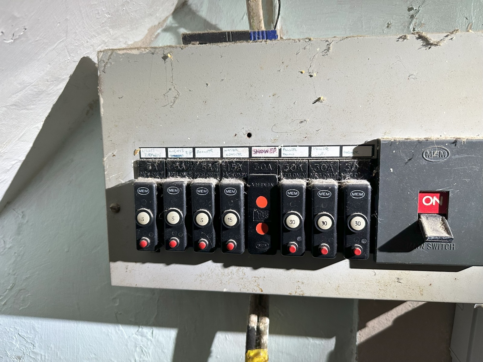 An old, outdated, unsafe fusebox